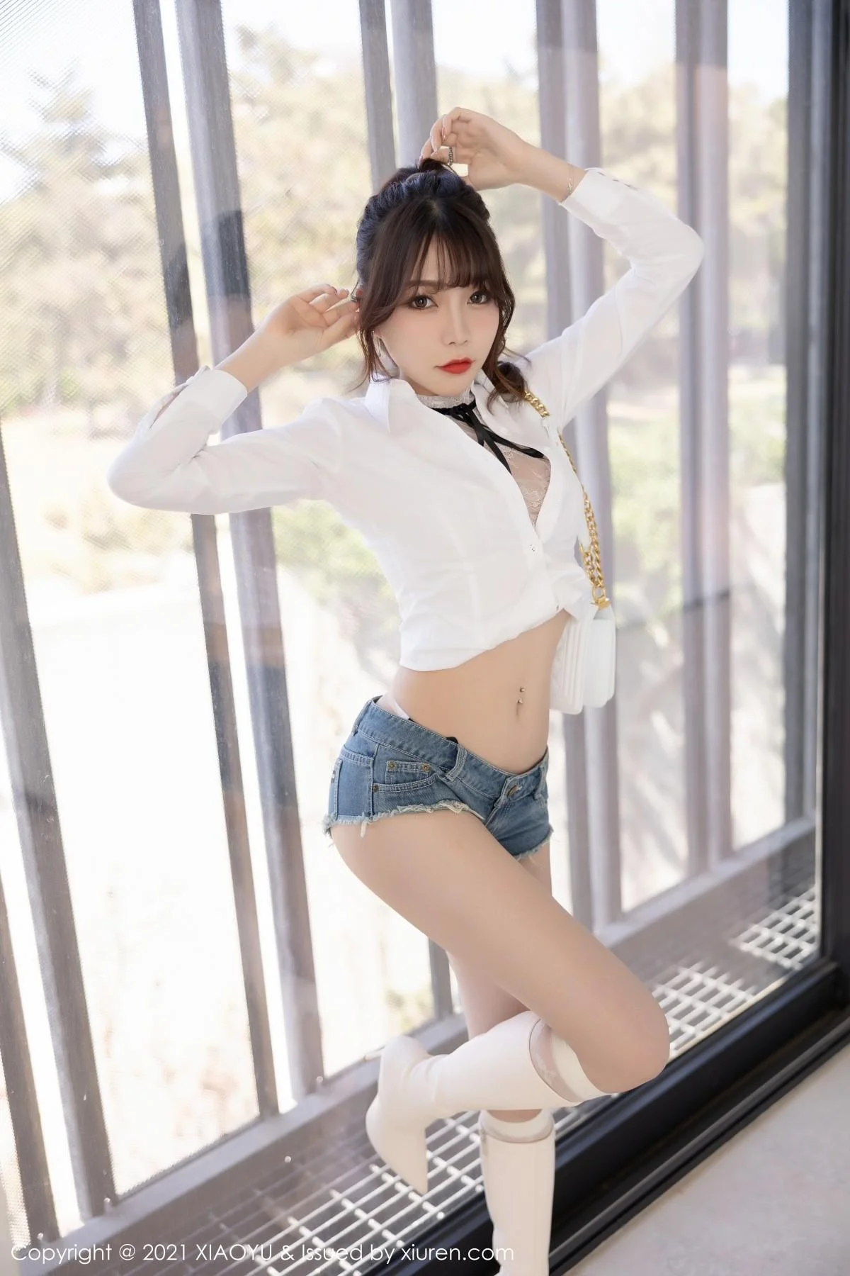 芝芝Booty青岛旅拍超A牛仔短裤秀丰满翘臀撩人绝美写真 第 9 张