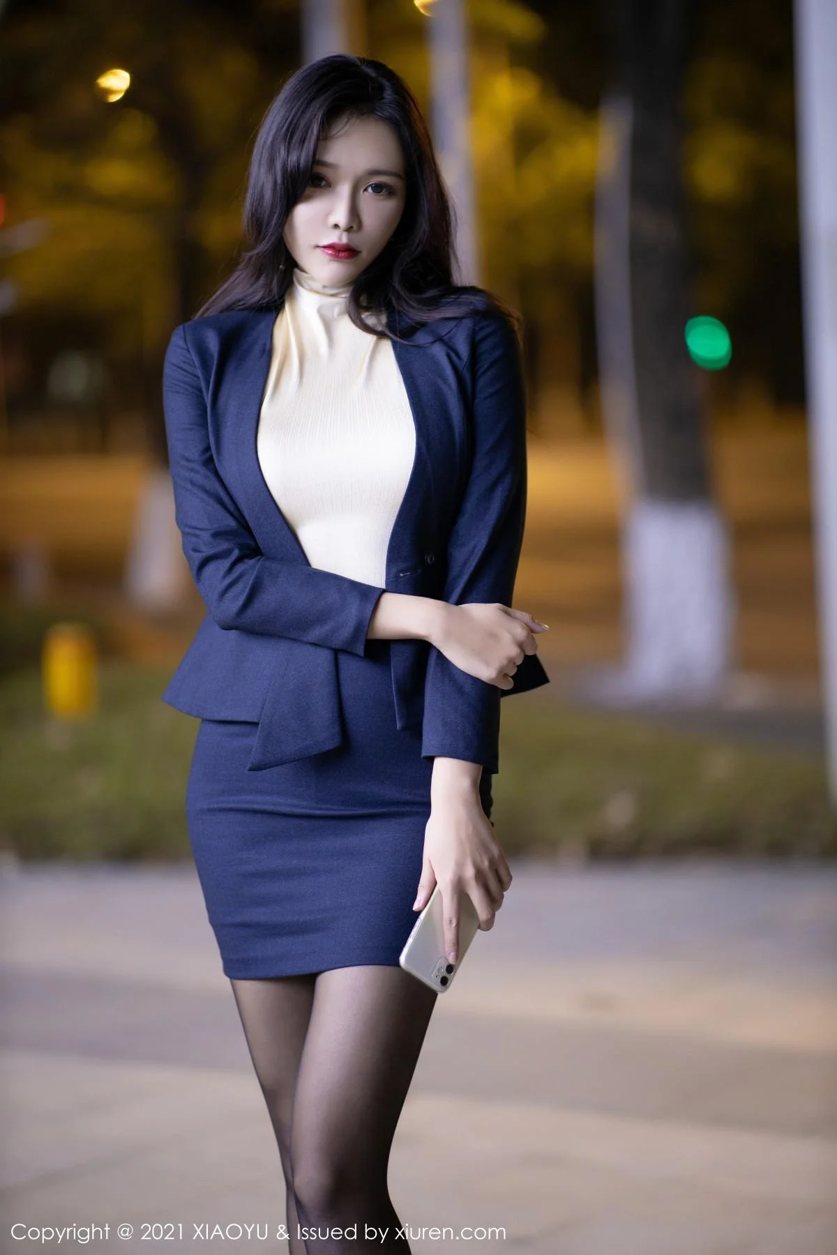 娜比时尚外景车拍主题半脱露黑丝裤袜秀翘臀绝美写真 第 12 张