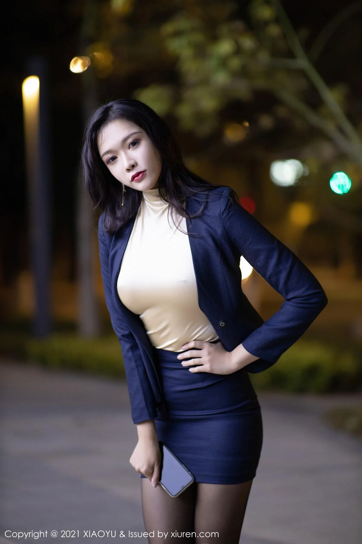 娜比时尚外景车拍主题半脱露黑丝裤袜秀翘臀绝美写真 第 21 张