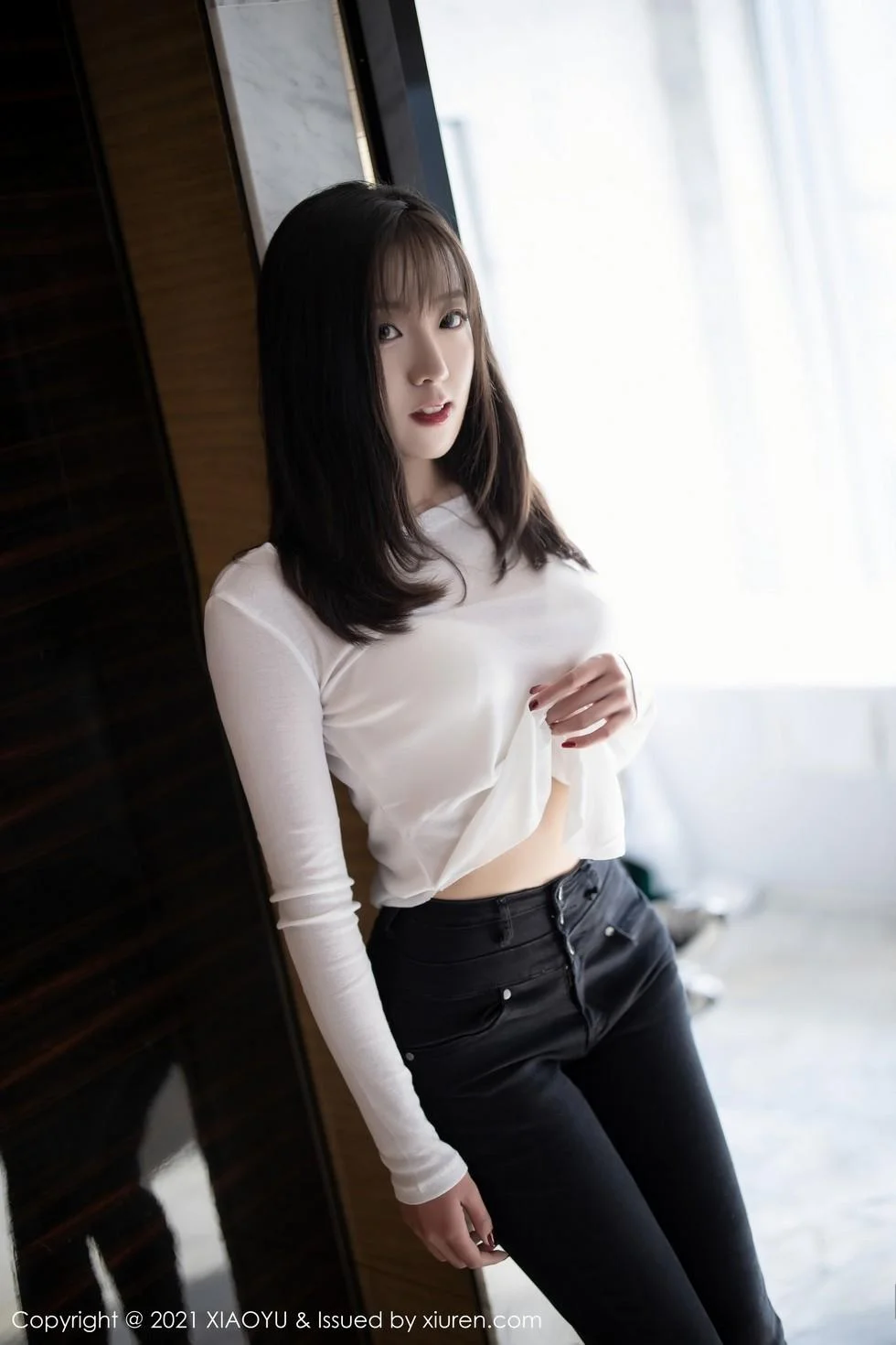 蜜桃酱私房脱紧身牛仔裤露无内肉丝裤袜秀翘臀绝美写真 第 2 张