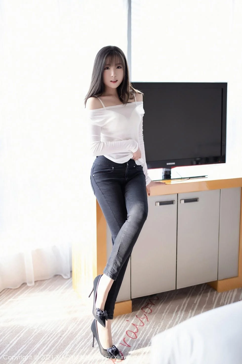 蜜桃酱私房脱紧身牛仔裤露无内肉丝裤袜秀翘臀绝美写真 第 24 张
