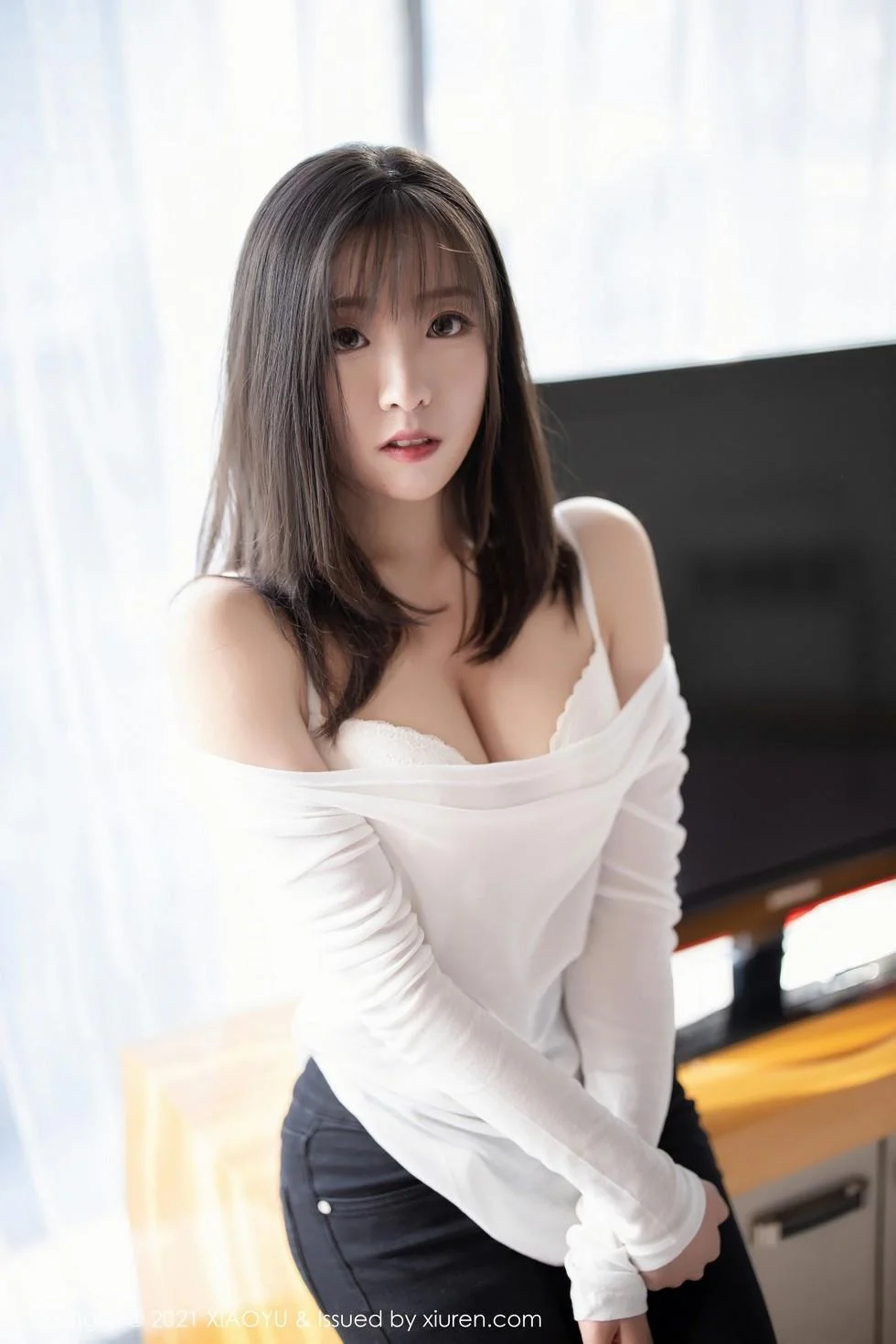 蜜桃酱私房脱紧身牛仔裤露无内肉丝裤袜秀翘臀绝美写真 第 30 张