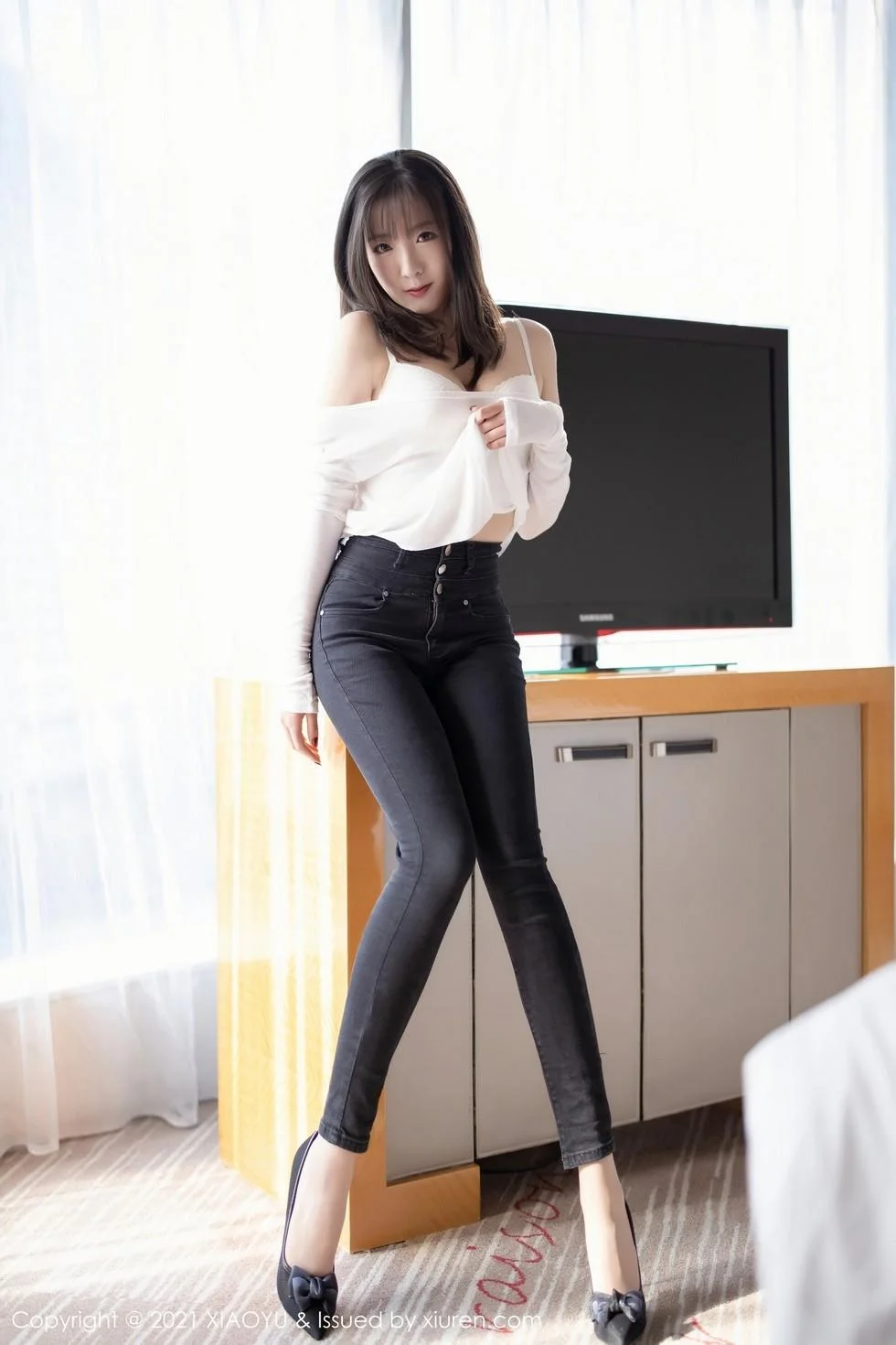 蜜桃酱私房脱紧身牛仔裤露无内肉丝裤袜秀翘臀绝美写真 第 35 张