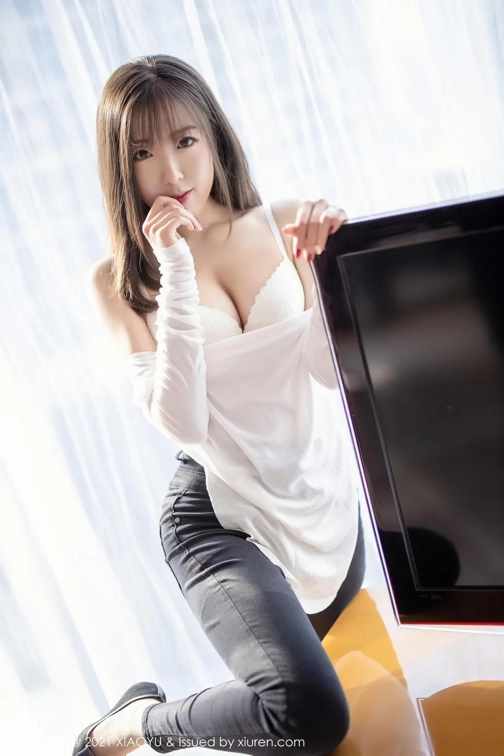 蜜桃酱私房脱紧身牛仔裤露无内肉丝裤袜秀翘臀绝美写真 第 47 张