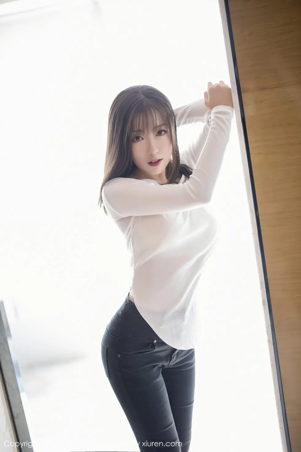 蜜桃酱私房脱紧身牛仔裤露无内肉丝裤袜秀翘臀绝美写真 第 6 张