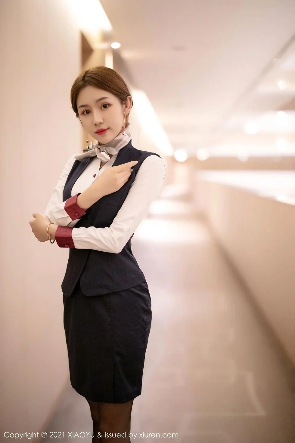 梦梵经典空乘制服半脱露红色内衣蕾丝吊袜撩人绝美写真 第 13 张