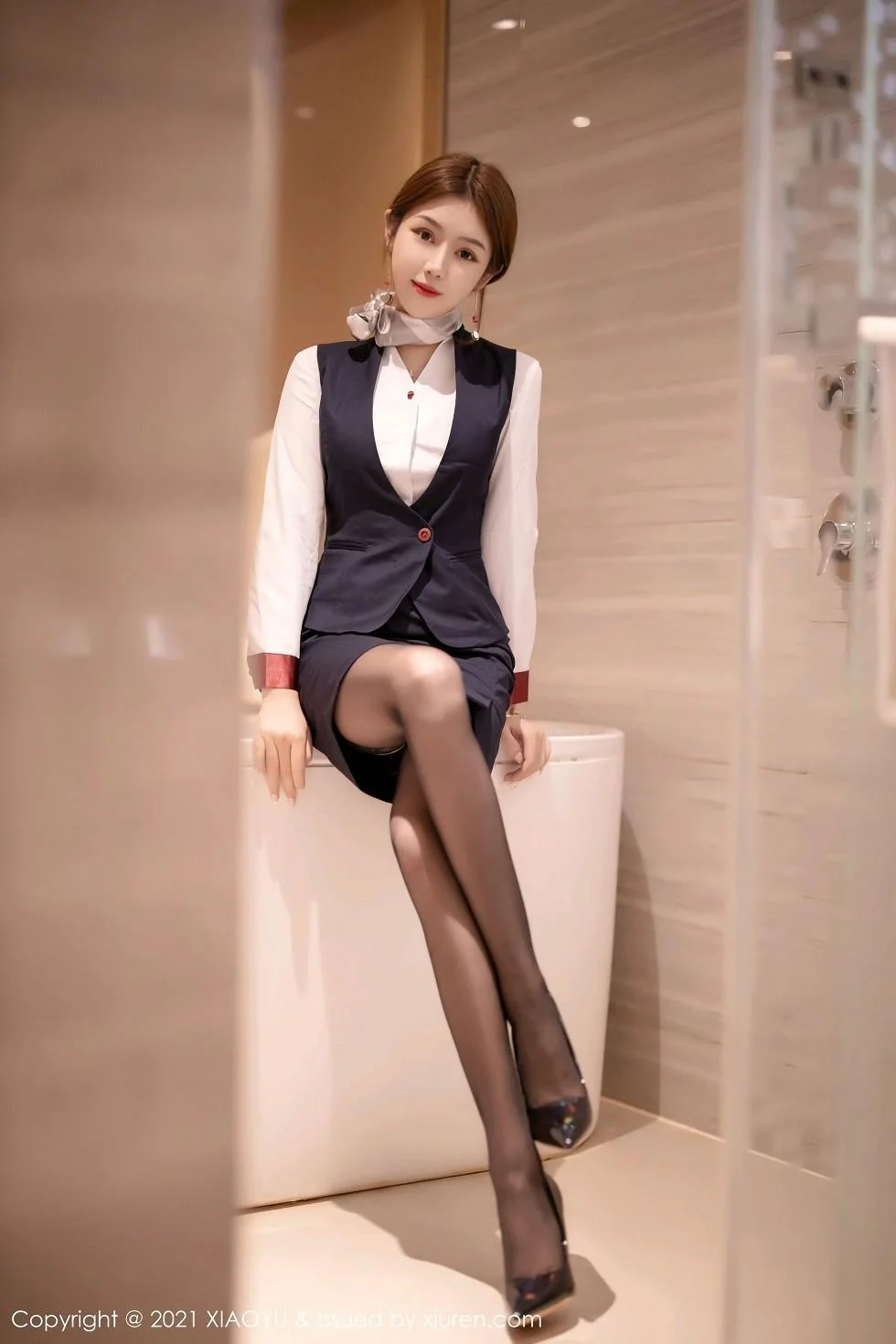 梦梵经典空乘制服半脱露红色内衣蕾丝吊袜撩人绝美写真 第 28 张