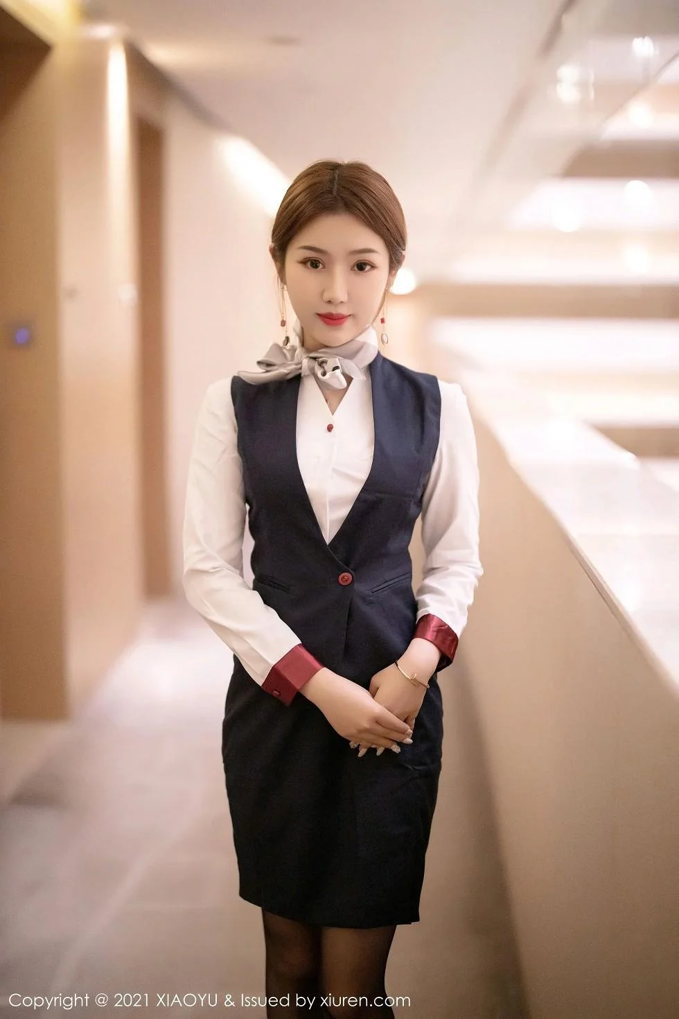 梦梵经典空乘制服半脱露红色内衣蕾丝吊袜撩人绝美写真 第 3 张