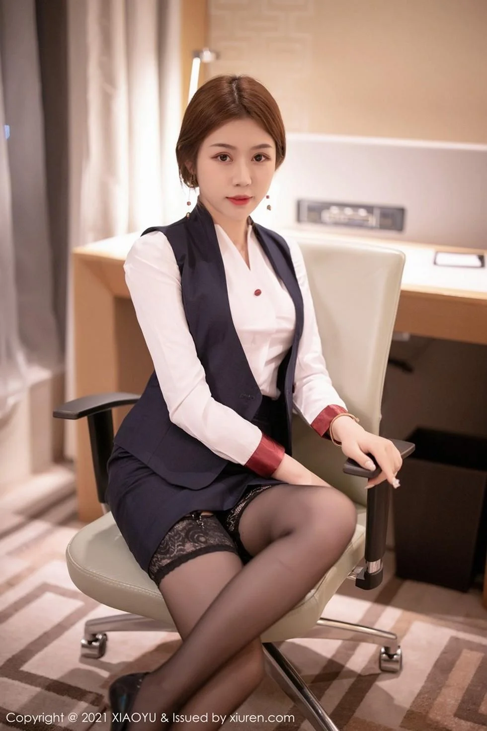梦梵经典空乘制服半脱露红色内衣蕾丝吊袜撩人绝美写真 第 61 张