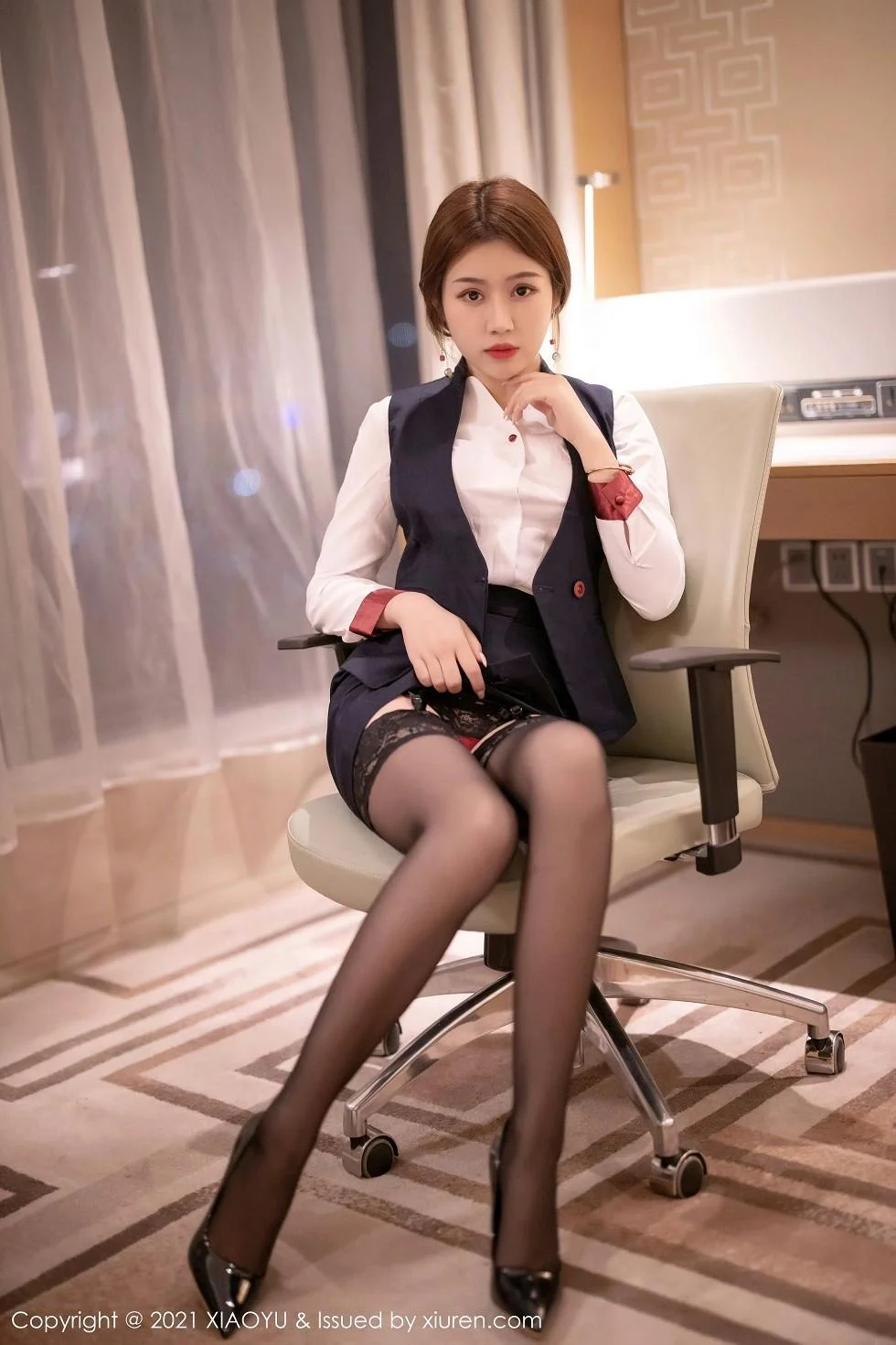 梦梵经典空乘制服半脱露红色内衣蕾丝吊袜撩人绝美写真 第 63 张