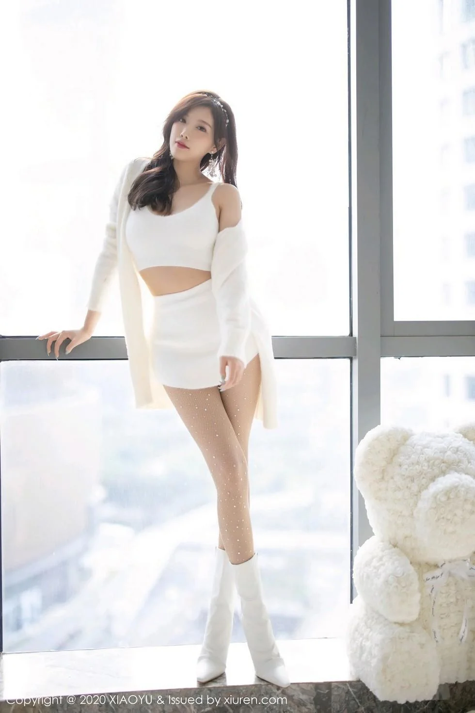 杨晨晨sugar圣诞主题白色绒毛内衣配白丝网袜绝美写真 第 10 张