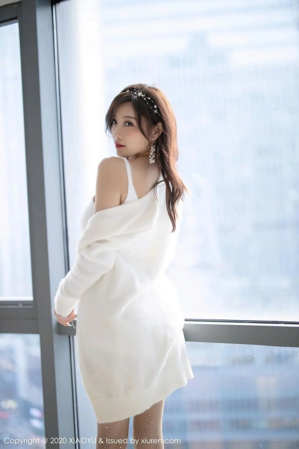杨晨晨sugar圣诞主题白色绒毛内衣配白丝网袜绝美写真 第 11 张