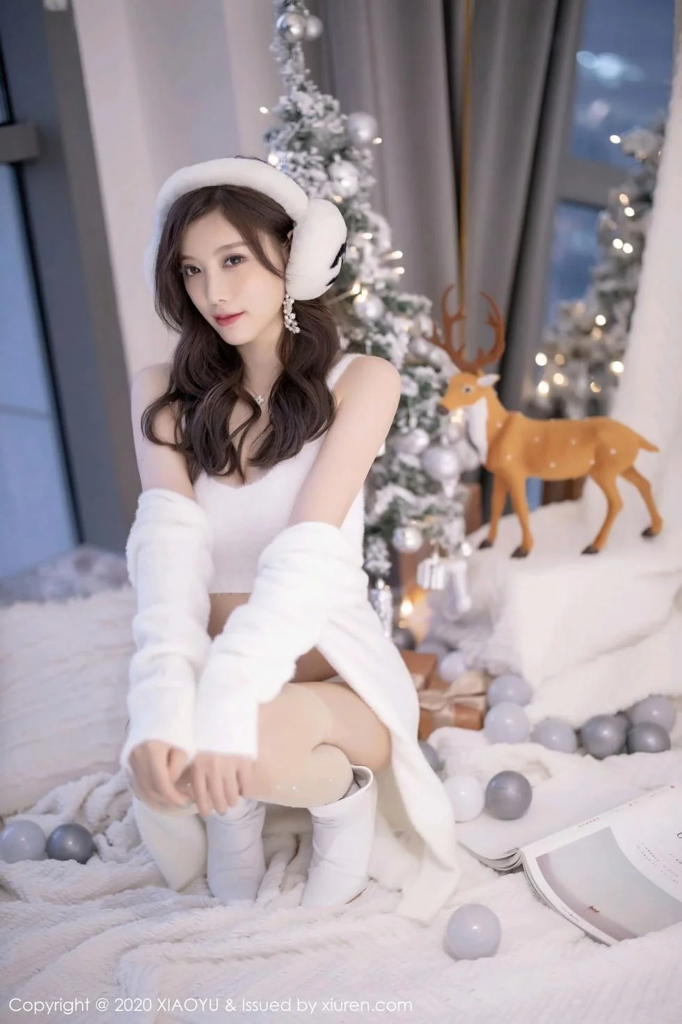 杨晨晨sugar圣诞主题白色绒毛内衣配白丝网袜绝美写真 第 145 张