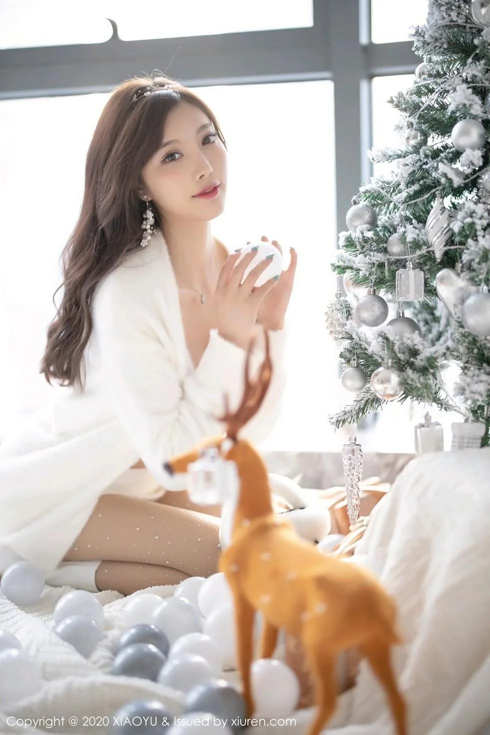杨晨晨sugar圣诞主题白色绒毛内衣配白丝网袜绝美写真 第 148 张