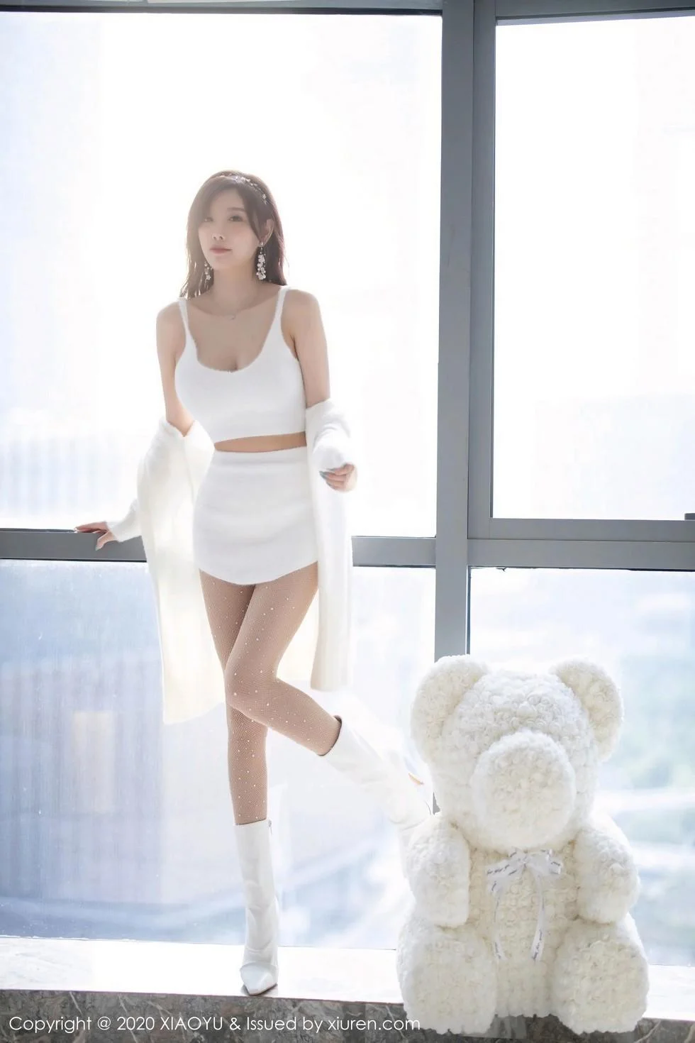 杨晨晨sugar圣诞主题白色绒毛内衣配白丝网袜绝美写真 第 16 张