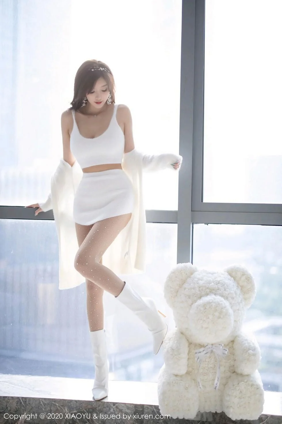 杨晨晨sugar圣诞主题白色绒毛内衣配白丝网袜绝美写真 第 17 张