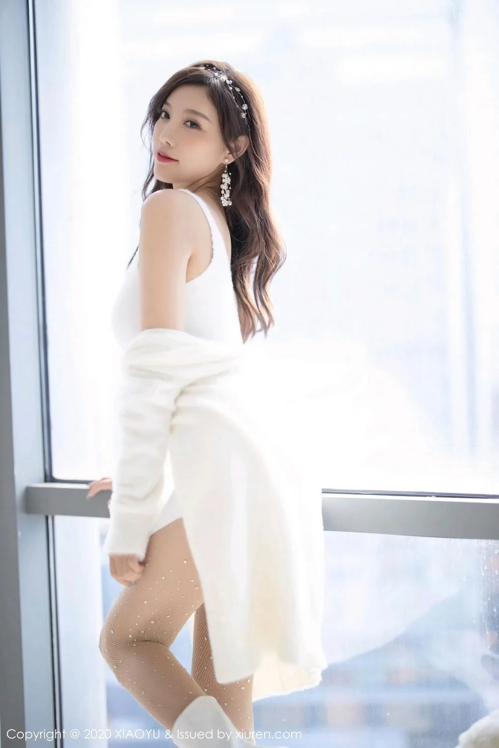 杨晨晨sugar圣诞主题白色绒毛内衣配白丝网袜绝美写真 第 19 张