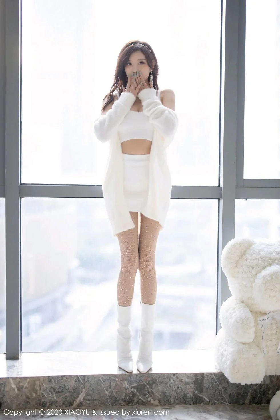 杨晨晨sugar圣诞主题白色绒毛内衣配白丝网袜绝美写真 第 21 张