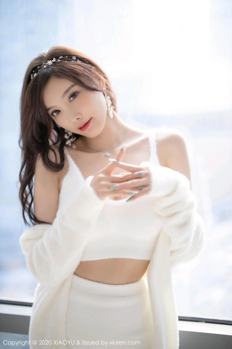 杨晨晨sugar圣诞主题白色绒毛内衣配白丝网袜绝美写真 第 24 张
