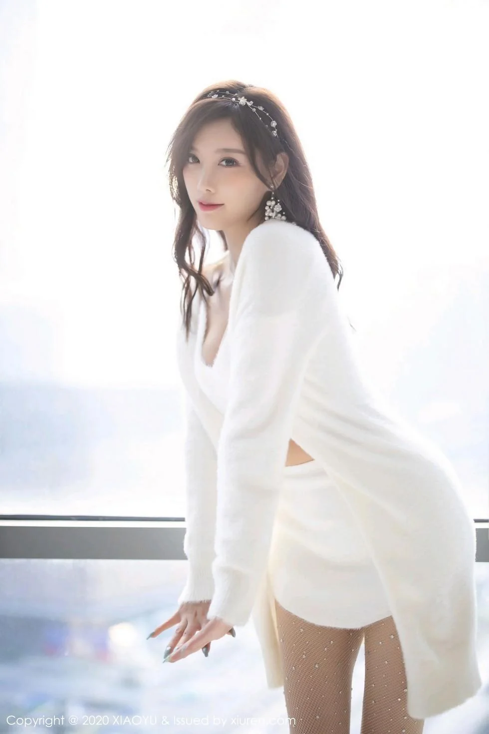 杨晨晨sugar圣诞主题白色绒毛内衣配白丝网袜绝美写真 第 26 张