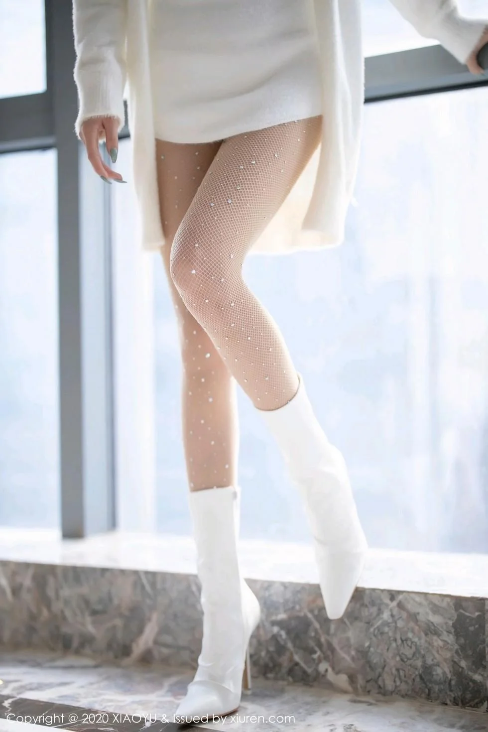 杨晨晨sugar圣诞主题白色绒毛内衣配白丝网袜绝美写真 第 27 张