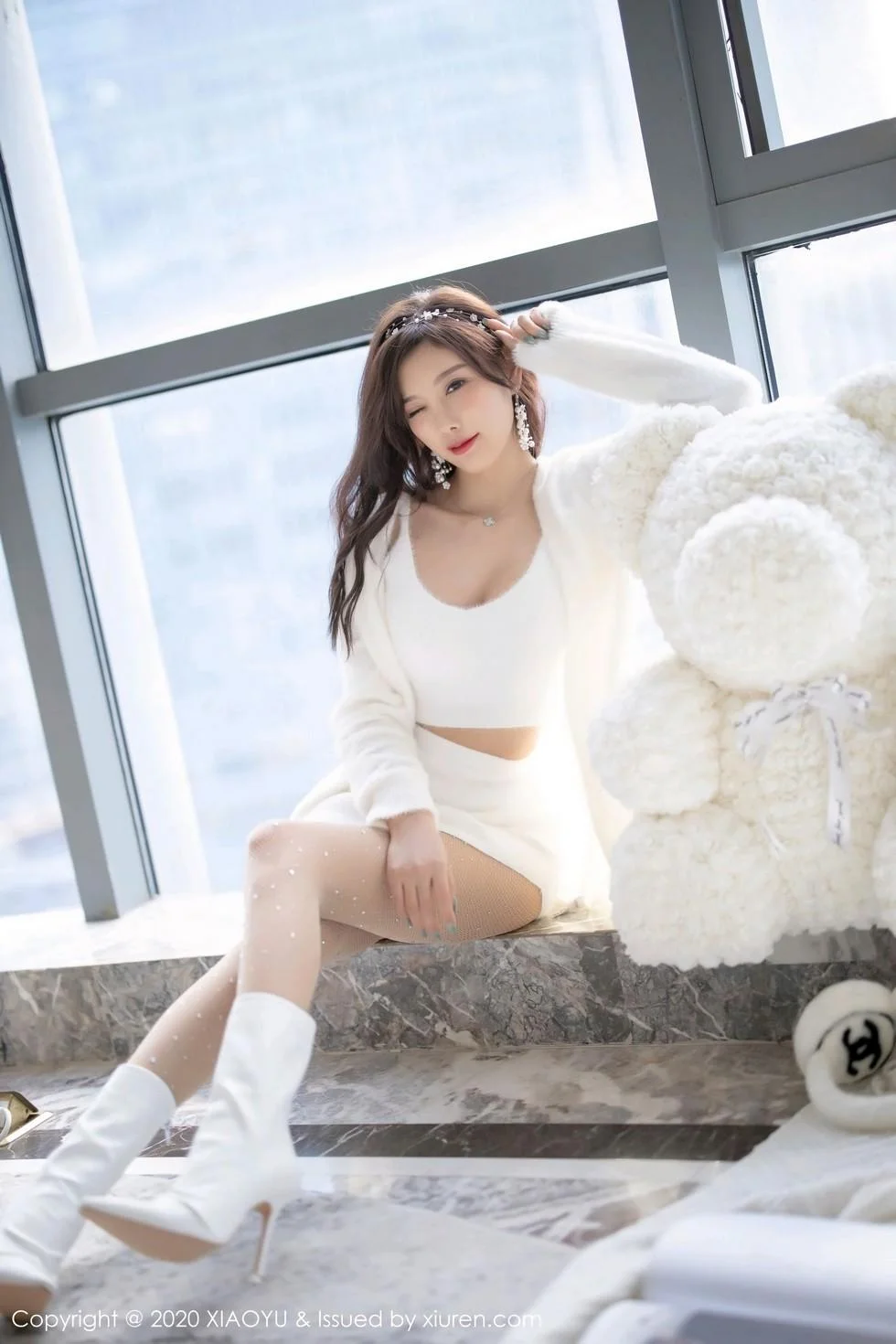 杨晨晨sugar圣诞主题白色绒毛内衣配白丝网袜绝美写真 第 29 张