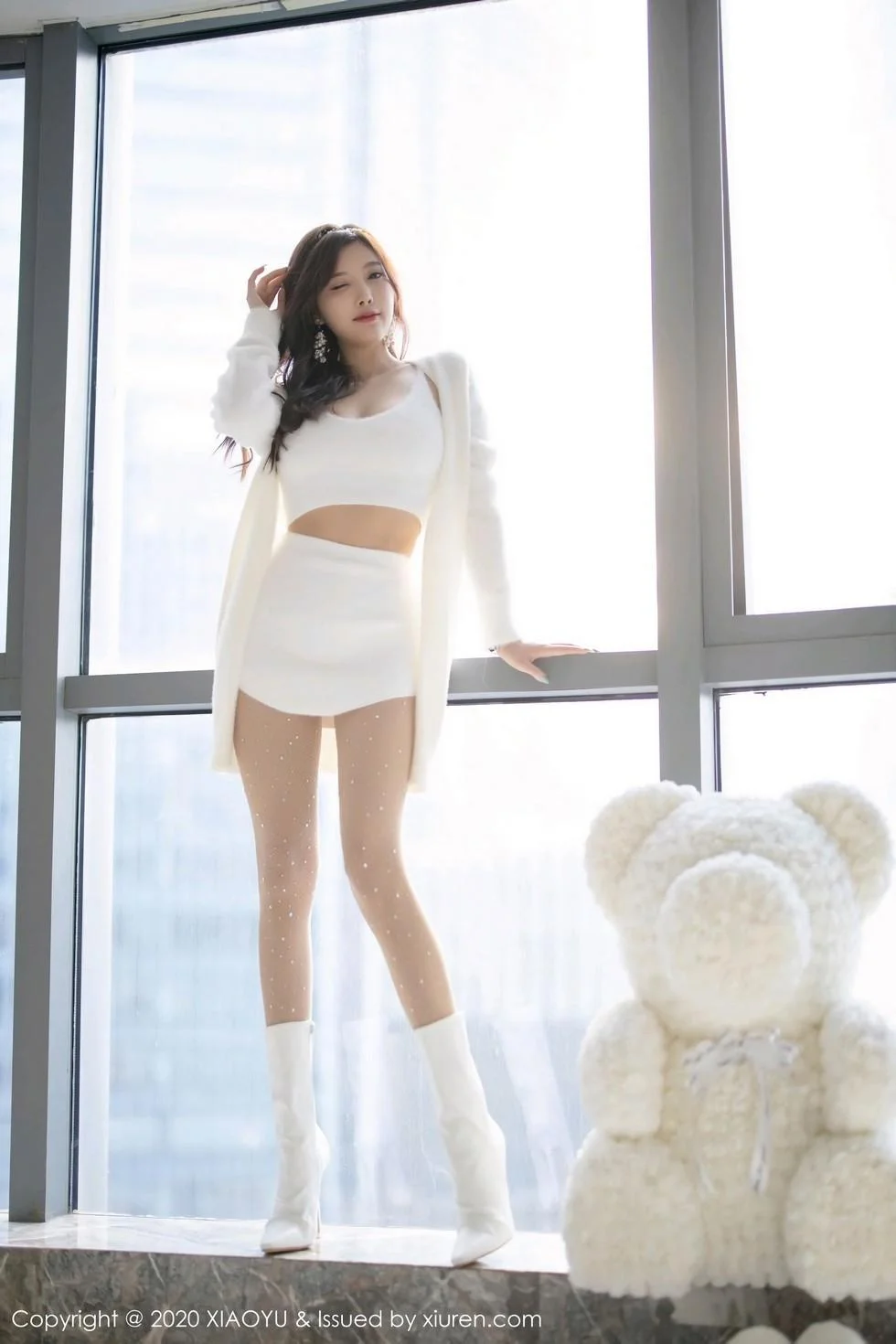 杨晨晨sugar圣诞主题白色绒毛内衣配白丝网袜绝美写真 第 3 张