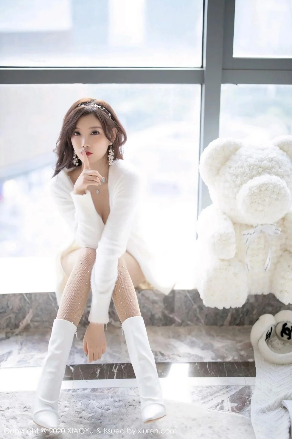 杨晨晨sugar圣诞主题白色绒毛内衣配白丝网袜绝美写真 第 32 张