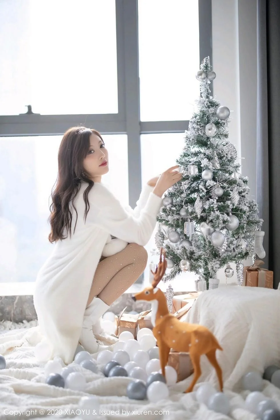 杨晨晨sugar圣诞主题白色绒毛内衣配白丝网袜绝美写真 第 38 张