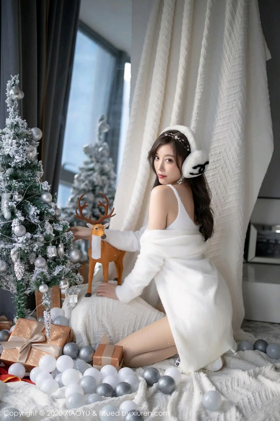 杨晨晨sugar圣诞主题白色绒毛内衣配白丝网袜绝美写真 第 45 张