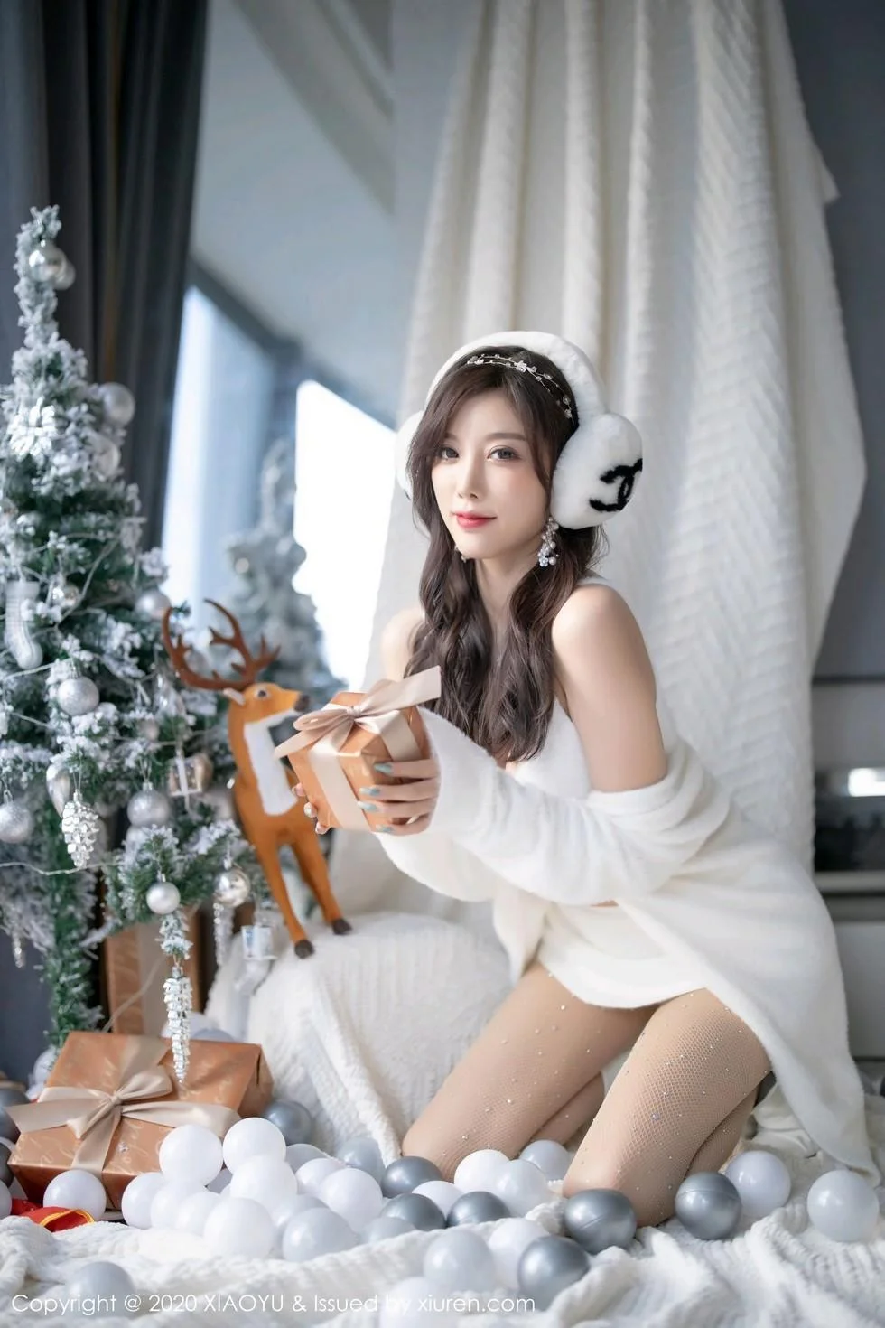 杨晨晨sugar圣诞主题白色绒毛内衣配白丝网袜绝美写真 第 47 张