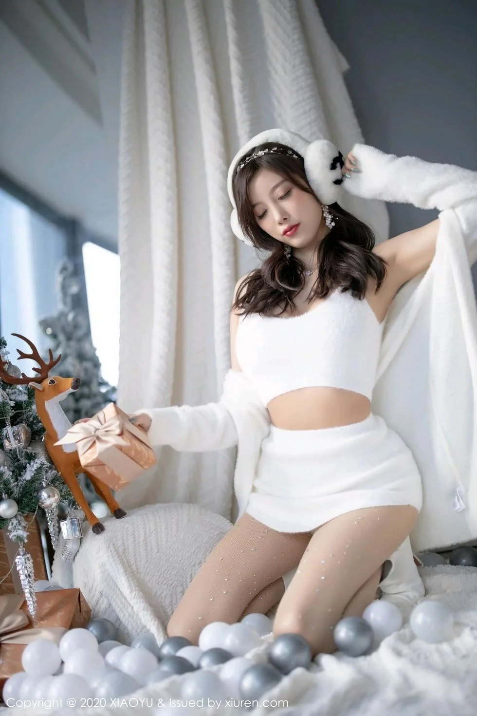 杨晨晨sugar圣诞主题白色绒毛内衣配白丝网袜绝美写真 第 49 张