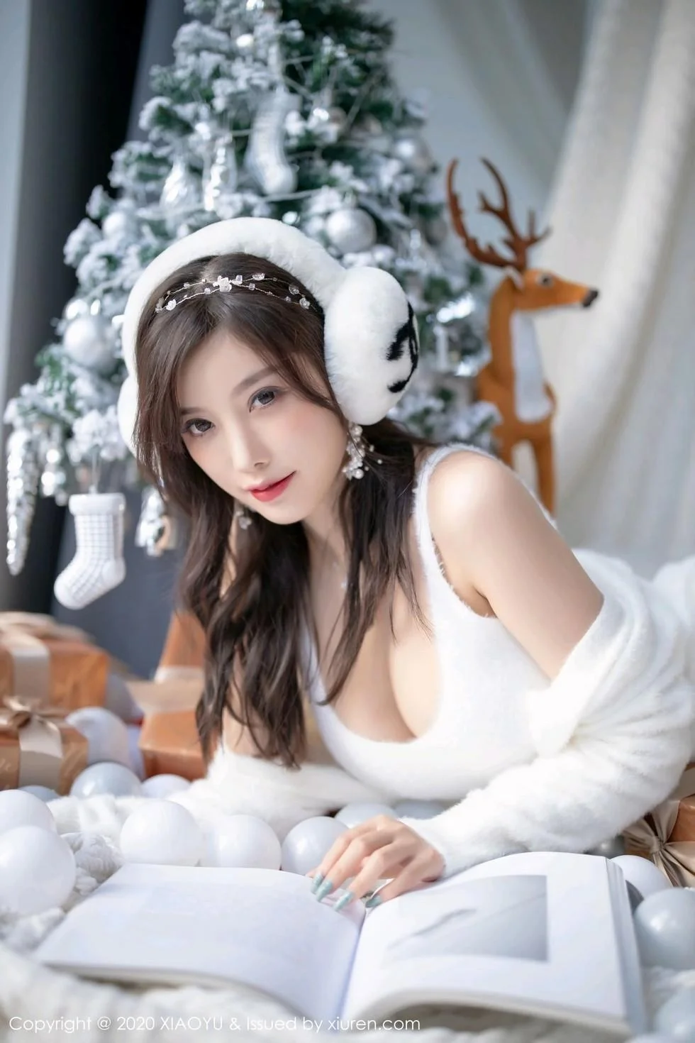 杨晨晨sugar圣诞主题白色绒毛内衣配白丝网袜绝美写真 第 56 张