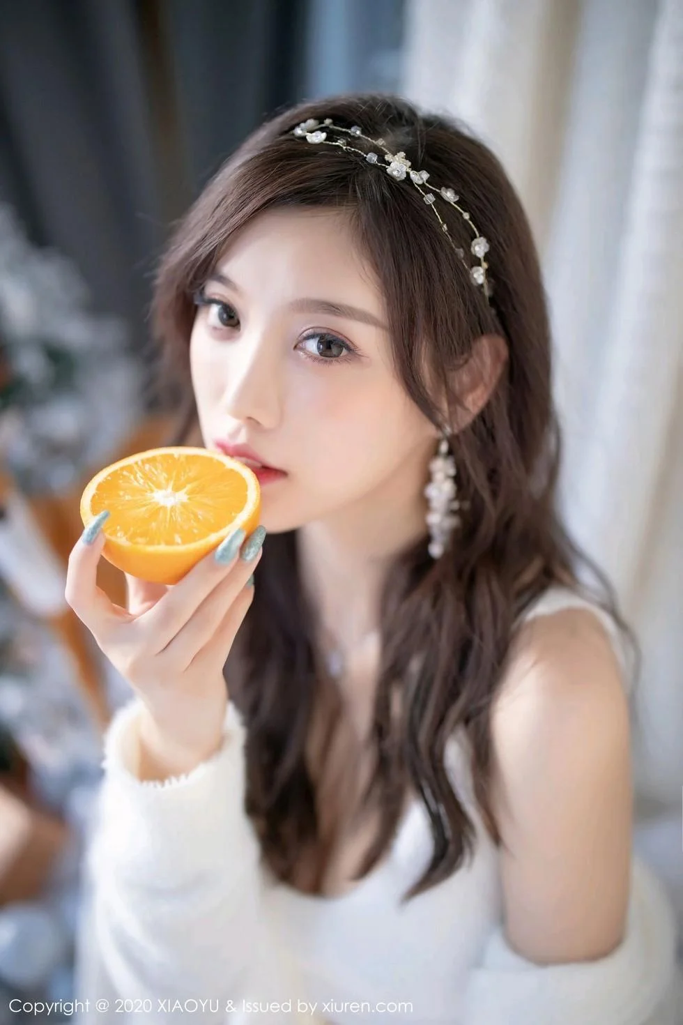 杨晨晨sugar圣诞主题白色绒毛内衣配白丝网袜绝美写真 第 57 张