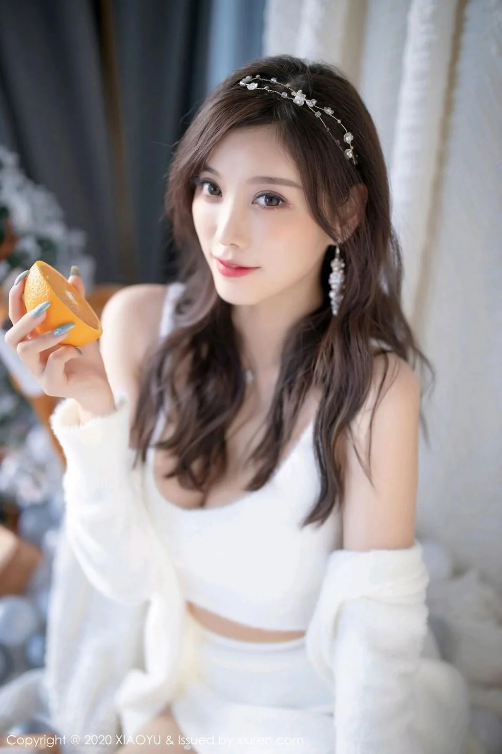 杨晨晨sugar圣诞主题白色绒毛内衣配白丝网袜绝美写真 第 59 张