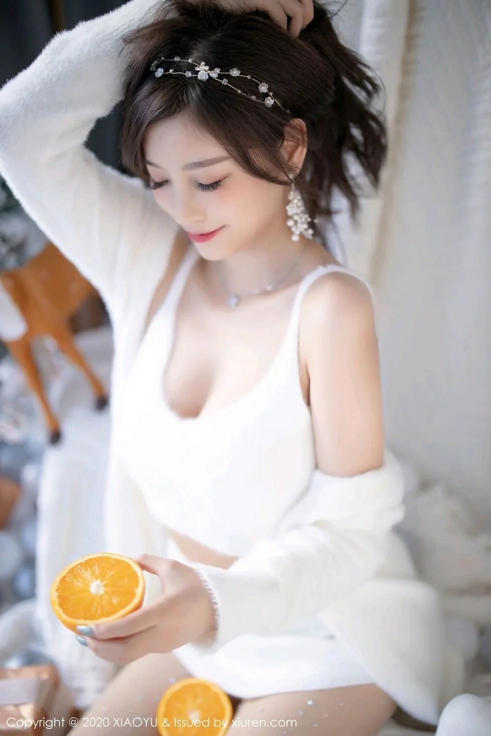 杨晨晨sugar圣诞主题白色绒毛内衣配白丝网袜绝美写真 第 61 张
