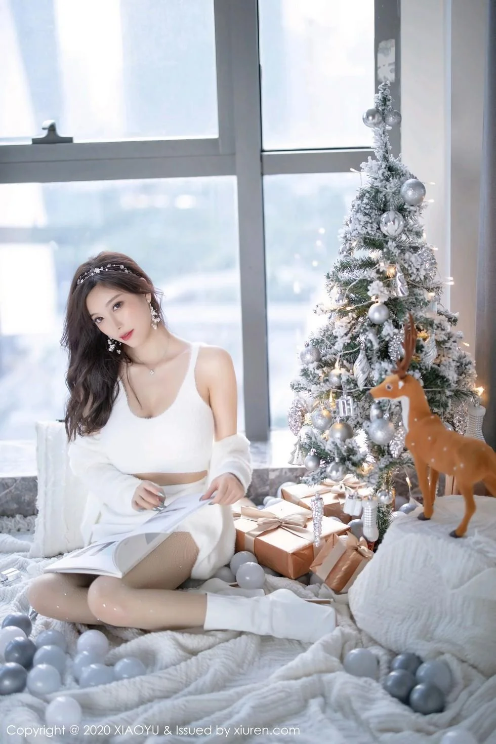 杨晨晨sugar圣诞主题白色绒毛内衣配白丝网袜绝美写真 第 82 张