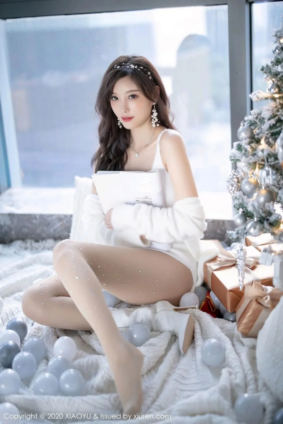杨晨晨sugar圣诞主题白色绒毛内衣配白丝网袜绝美写真 第 87 张