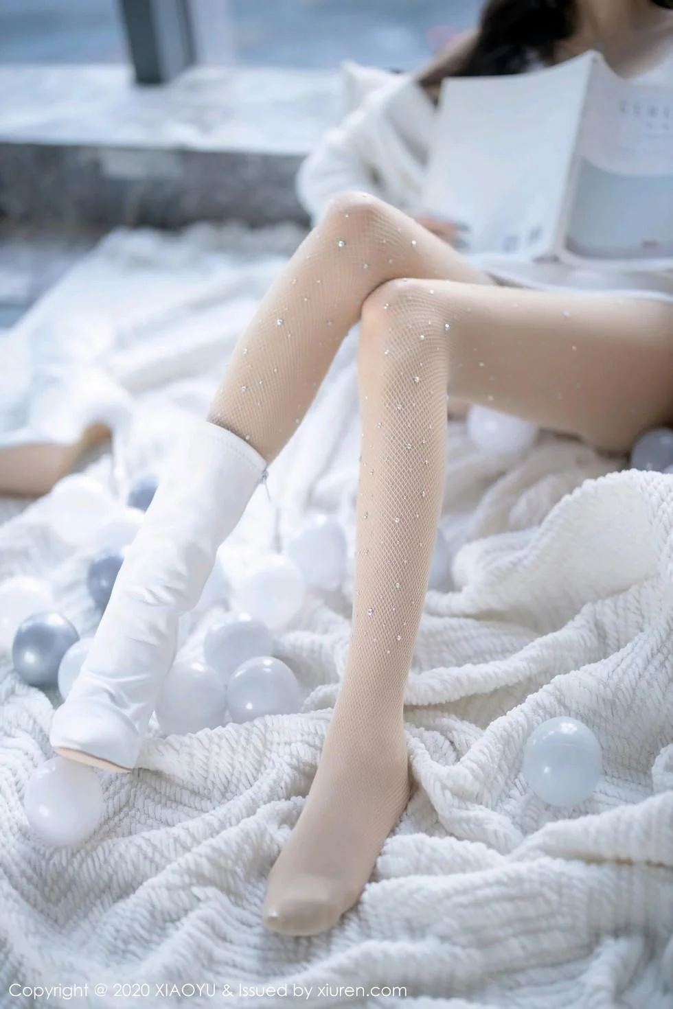 杨晨晨sugar圣诞主题白色绒毛内衣配白丝网袜绝美写真 第 90 张