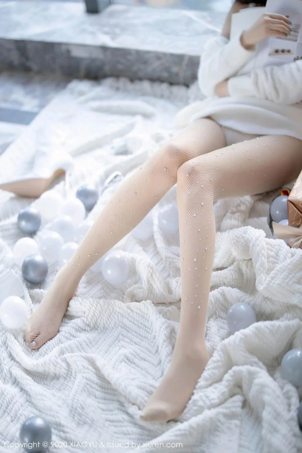 杨晨晨sugar圣诞主题白色绒毛内衣配白丝网袜绝美写真 第 98 张