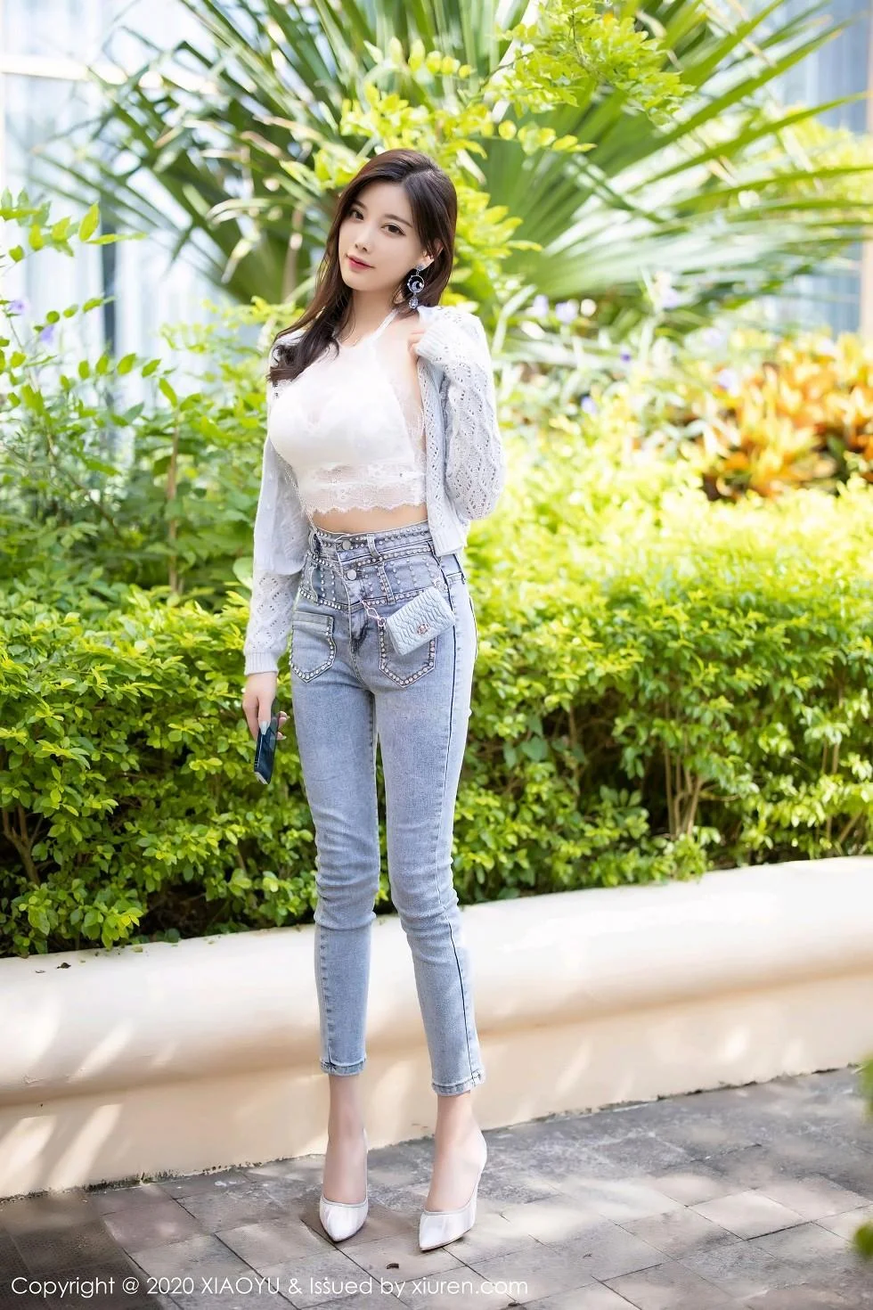 杨晨晨sugar床上脱牛仔裤露蕾丝内裤秀翘臀绝美写真 第 12 张