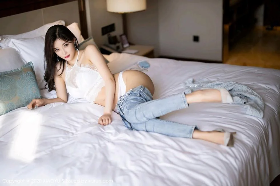杨晨晨sugar床上脱牛仔裤露蕾丝内裤秀翘臀绝美写真 第 131 张