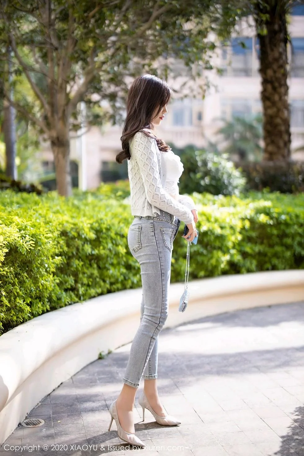 杨晨晨sugar床上脱牛仔裤露蕾丝内裤秀翘臀绝美写真 第 16 张