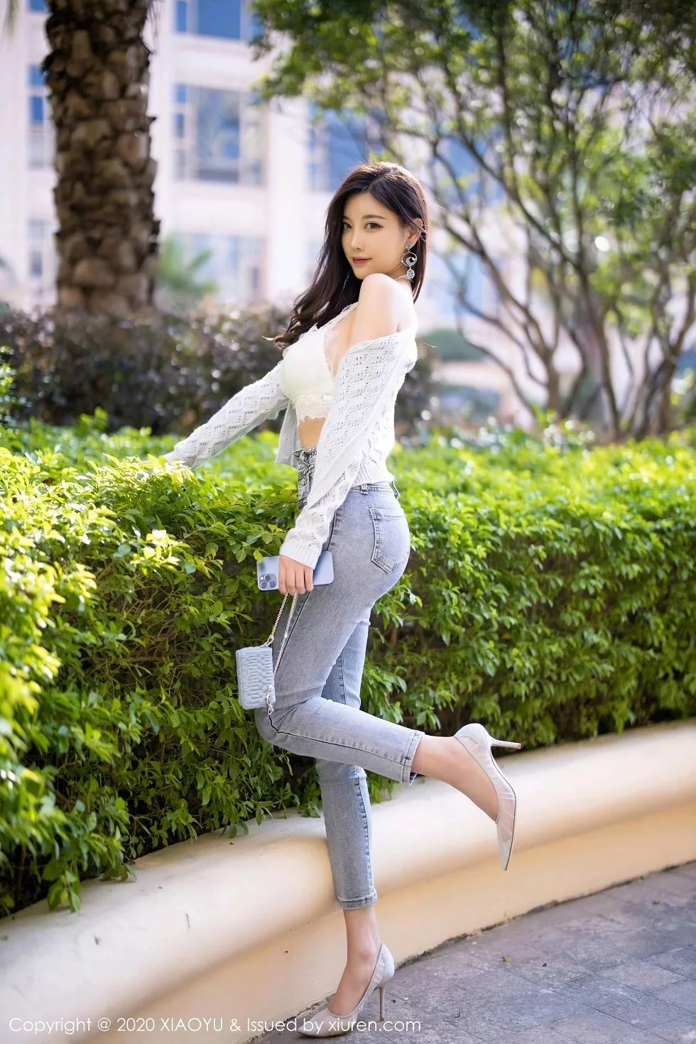 杨晨晨sugar床上脱牛仔裤露蕾丝内裤秀翘臀绝美写真 第 27 张