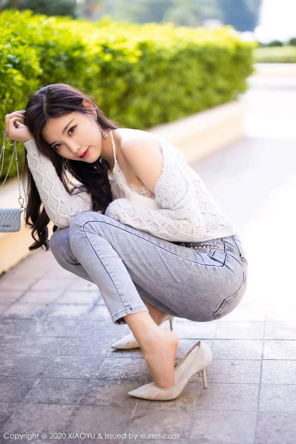 杨晨晨sugar床上脱牛仔裤露蕾丝内裤秀翘臀绝美写真 第 37 张