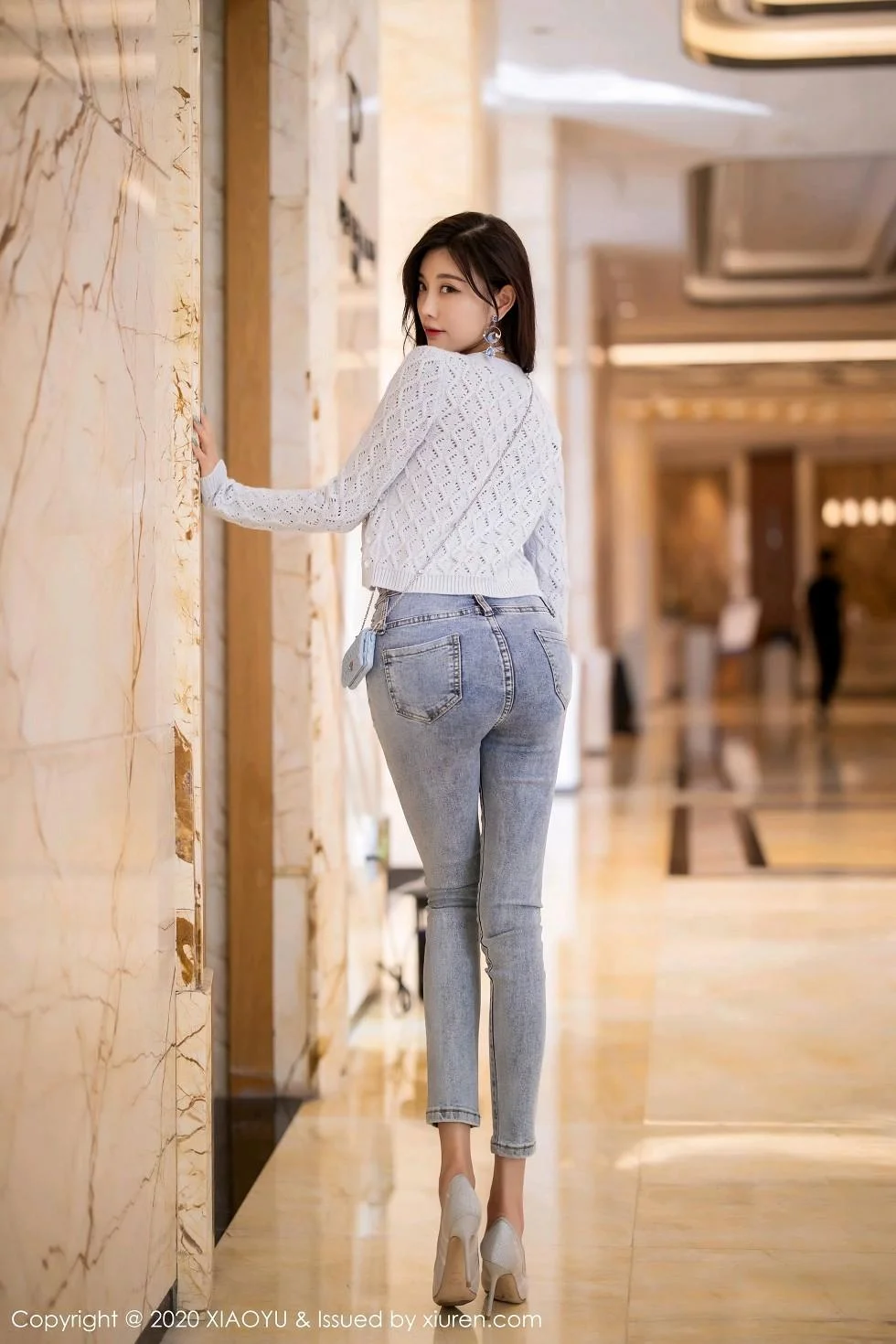 杨晨晨sugar床上脱牛仔裤露蕾丝内裤秀翘臀绝美写真 第 68 张