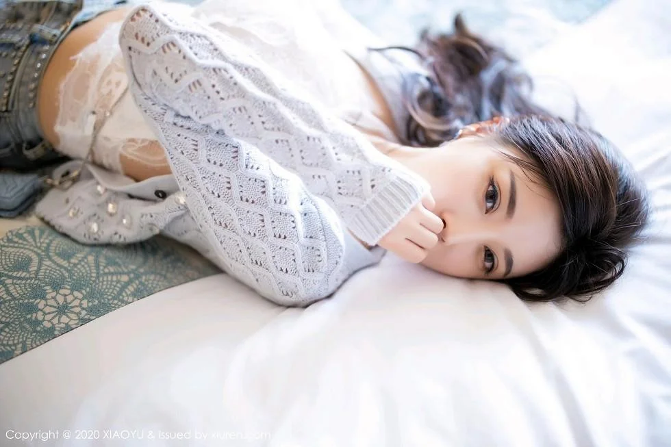 杨晨晨sugar床上脱牛仔裤露蕾丝内裤秀翘臀绝美写真 第 81 张