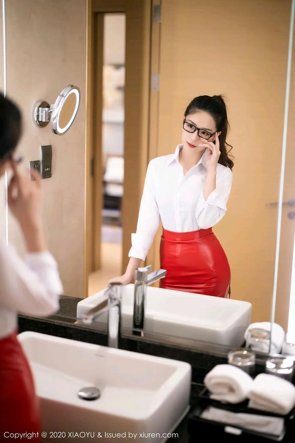 杨紫嫣Cynthia性感白衬衣配红短裙半撩露翘臀绝美写真 第 4 张