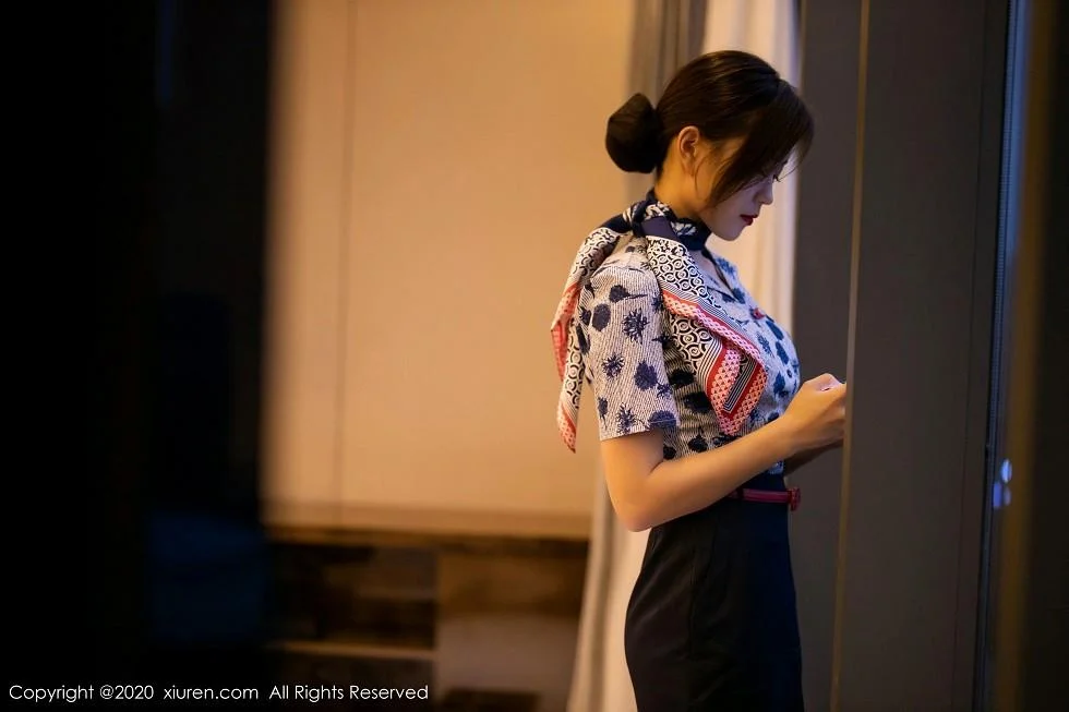 杨紫嫣Cynthia空乘制服主题性感内衣配黑丝裤袜绝美写真 第 2 张