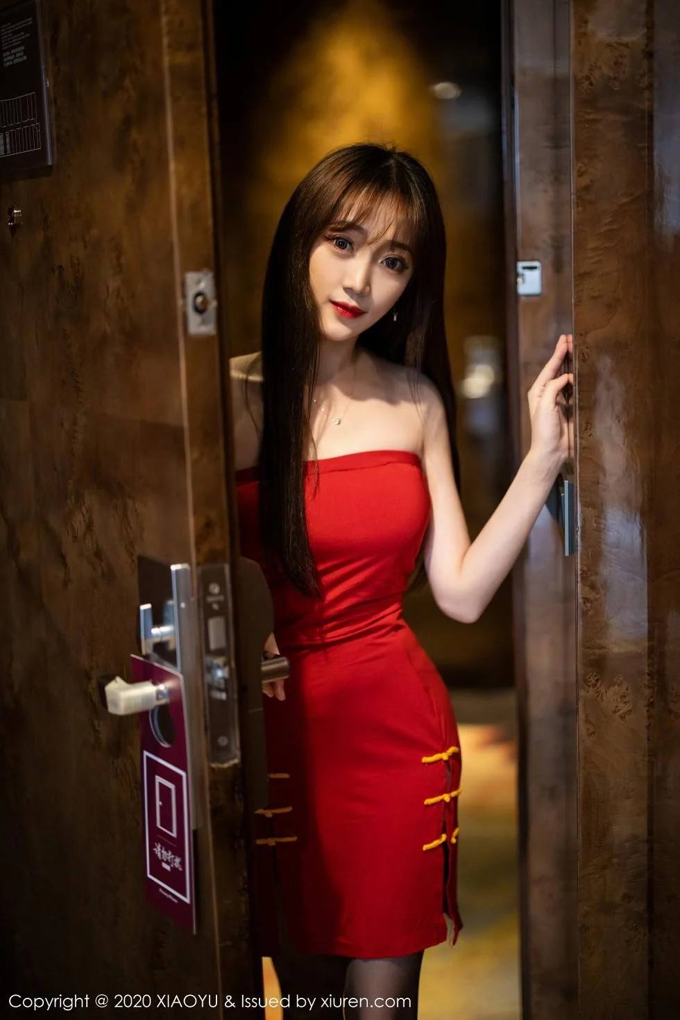 允儿Claire猩红典雅礼服半脱露性感黑色内衣诱人写真 第 12 张